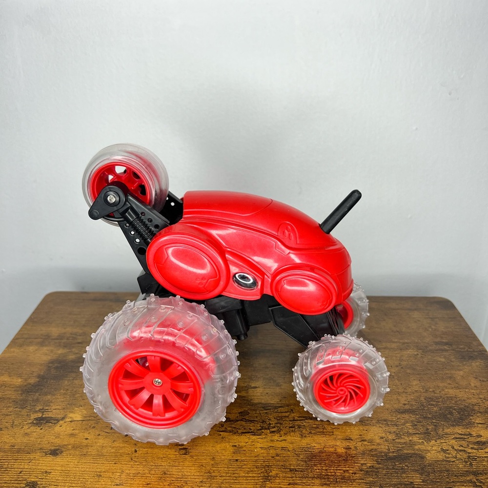 Dynamic Red Remote Control Stunt Car - Picture 2 of 12